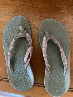 Chaco Women's Gray Flip Sandals with Pink-Patterned Straps